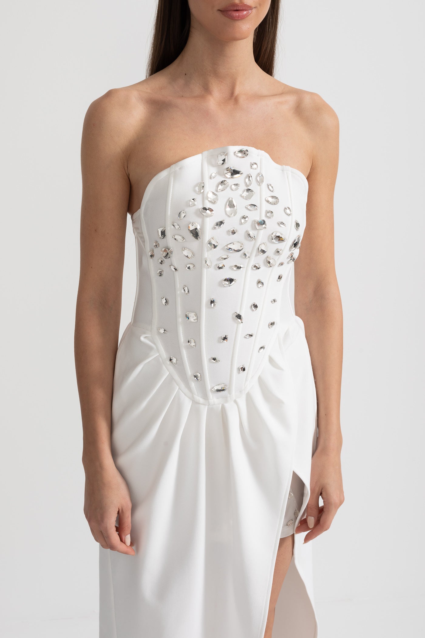 Yandan Yırtmaçlı ve Kristal Süslemeli Zarif Saten Elbise