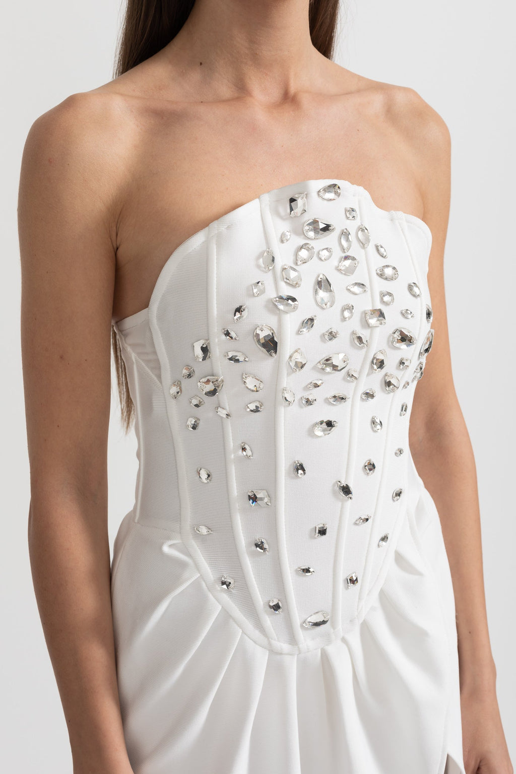 Yandan Yırtmaçlı ve Kristal Süslemeli Zarif Saten Elbise