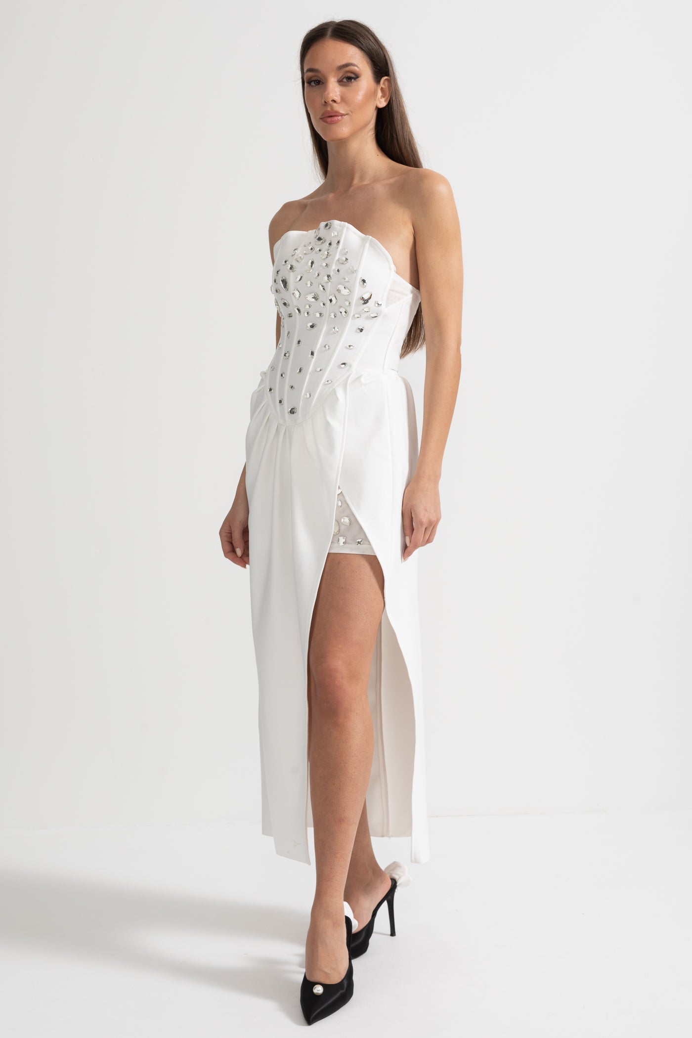 Yandan Yırtmaçlı ve Kristal Süslemeli Zarif Saten Elbise