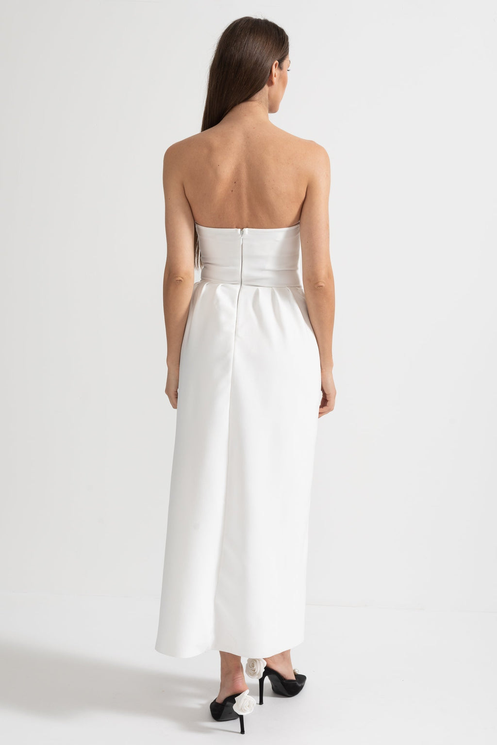 Yandan Yırtmaçlı ve Kristal Süslemeli Zarif Saten Elbise