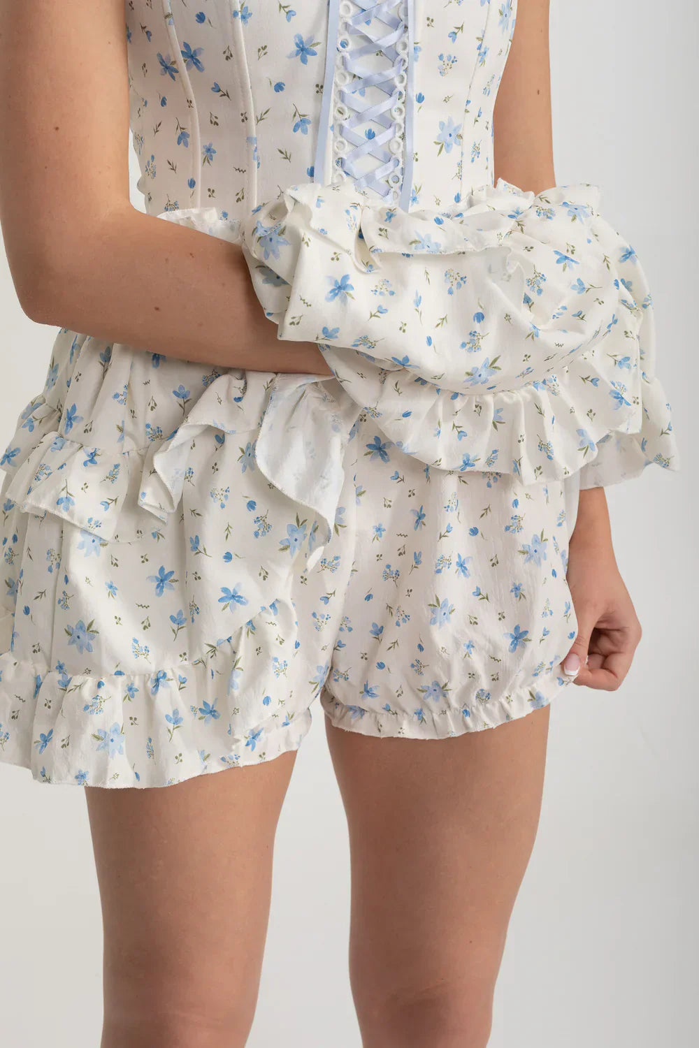 Kurdele Bağcık Detaylı ve Çok Katlı Fırfırlı Etekli Korse Mini Elbise - Beyaz/Mavi