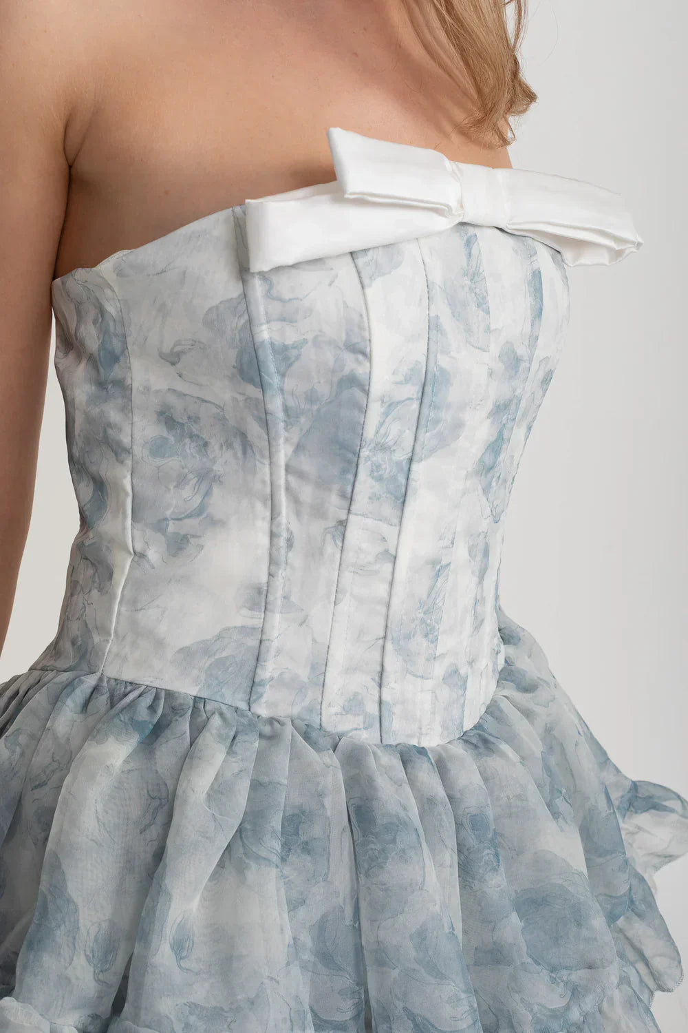 Kat Kat Şeffaf Etekli ve Pastel Çiçek Desenli Zarif Korse Mini Elbise - Beyaz/Mavi