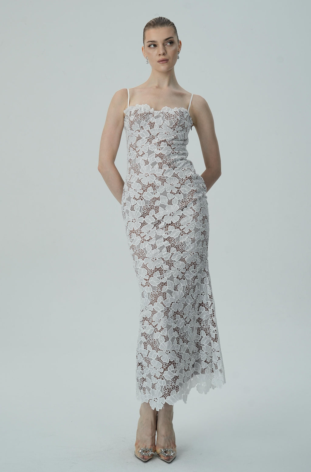 Beyaz Çiçekli Dantel Spagetti Askılı Elbise