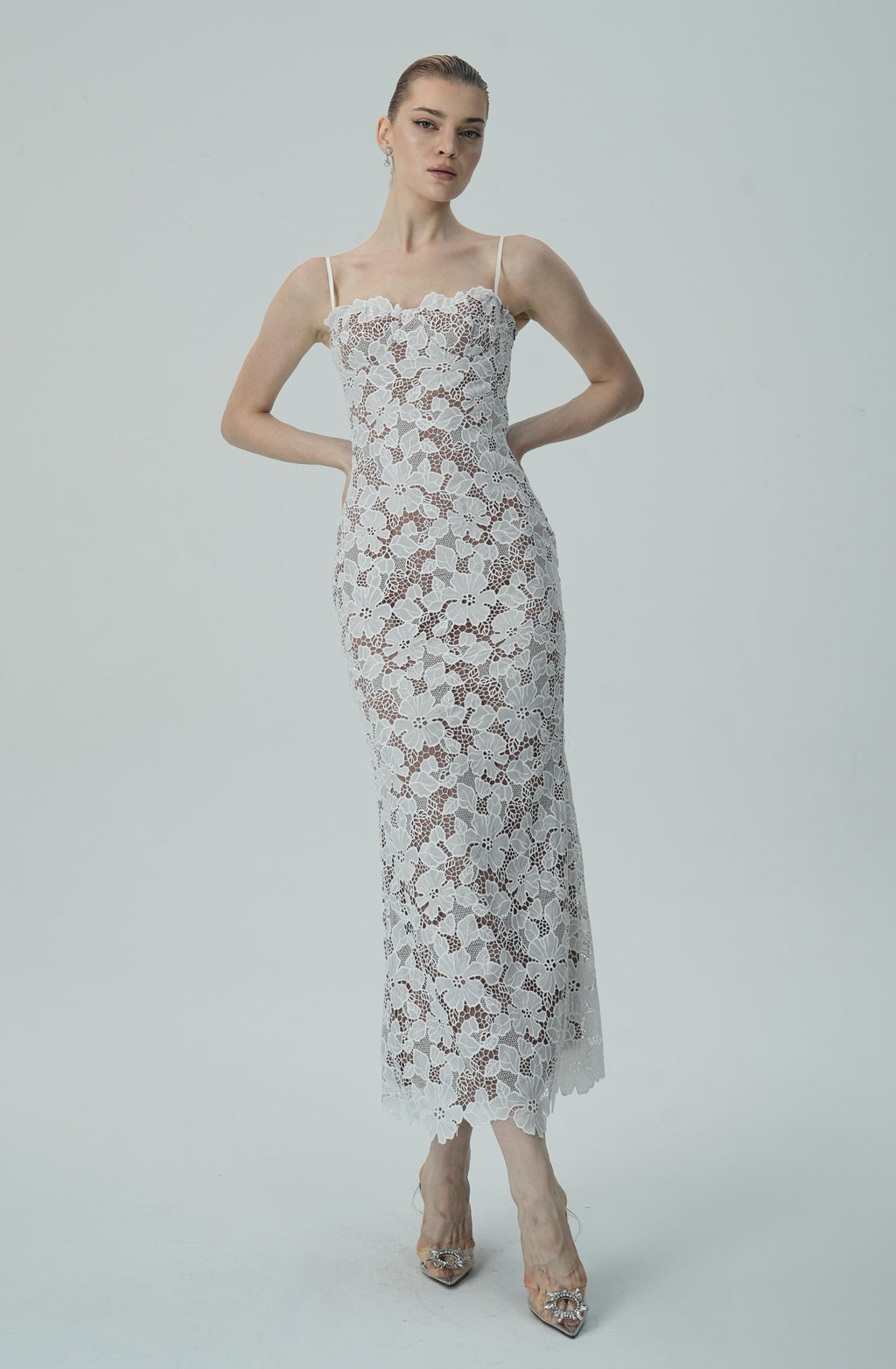 Beyaz Çiçekli Dantel Spagetti Askılı Elbise