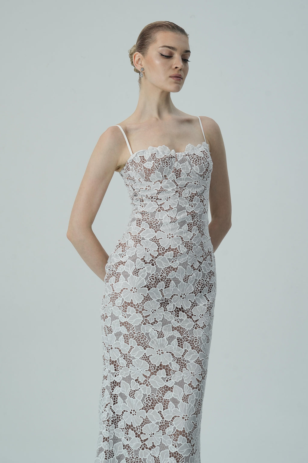 Beyaz Çiçekli Dantel Spagetti Askılı Elbise