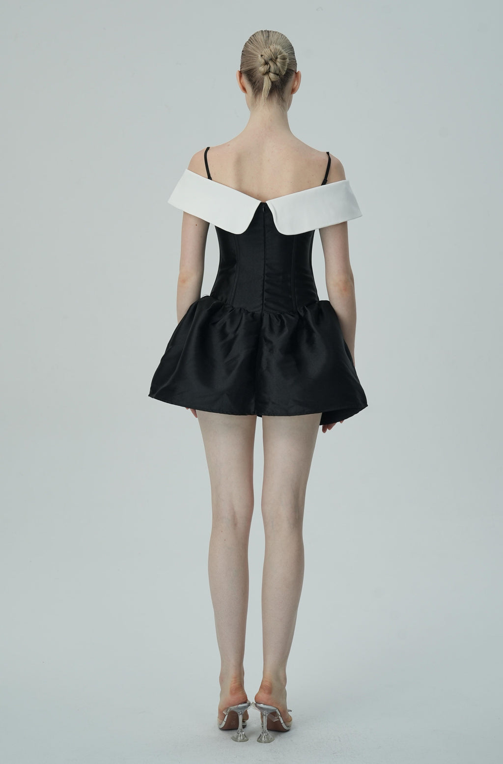 Beyaz Omuzları Açık Yakalı Siyah Saten Mini Elbise