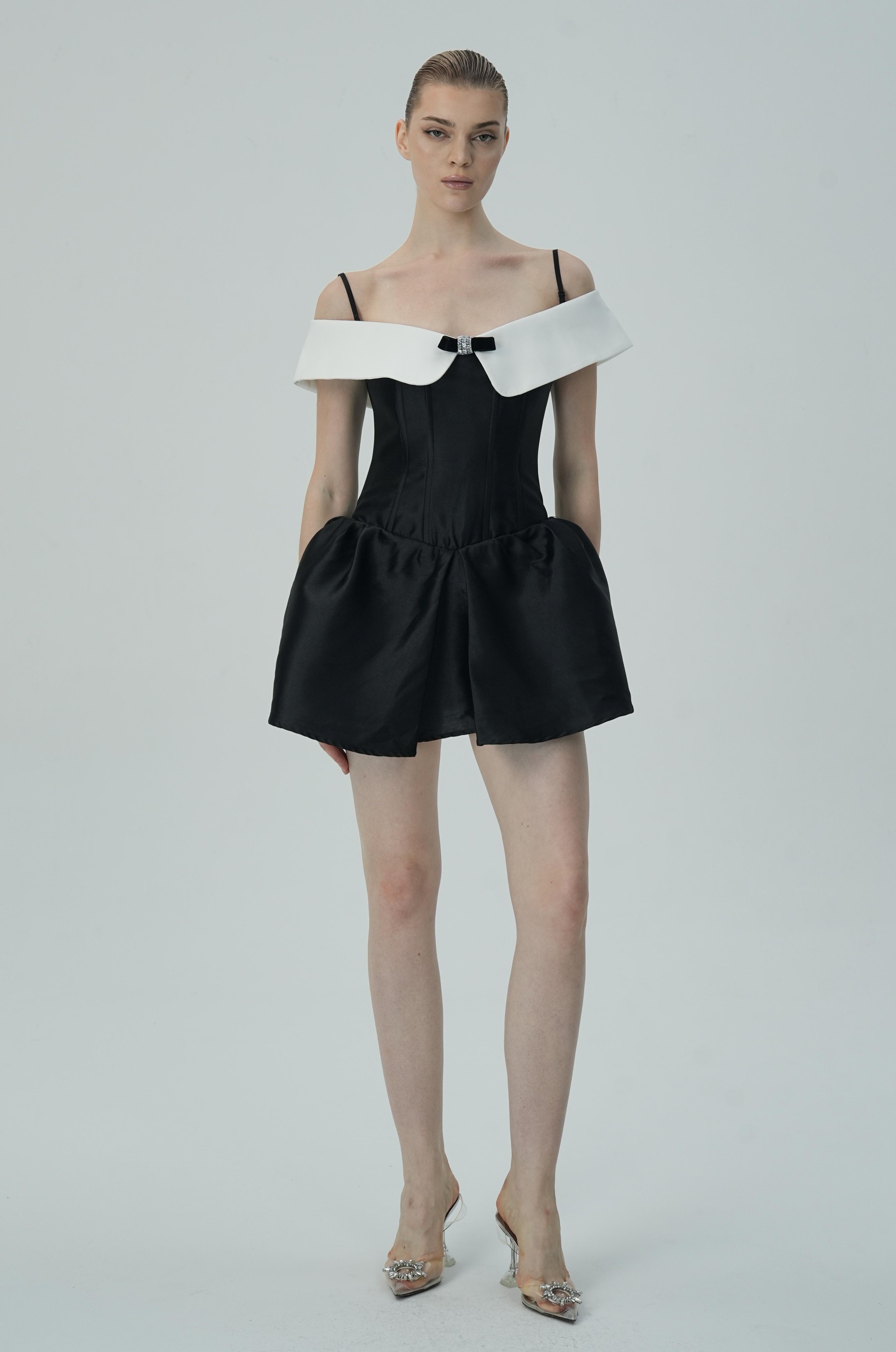 Beyaz Omuzları Açık Yakalı Siyah Saten Mini Elbise