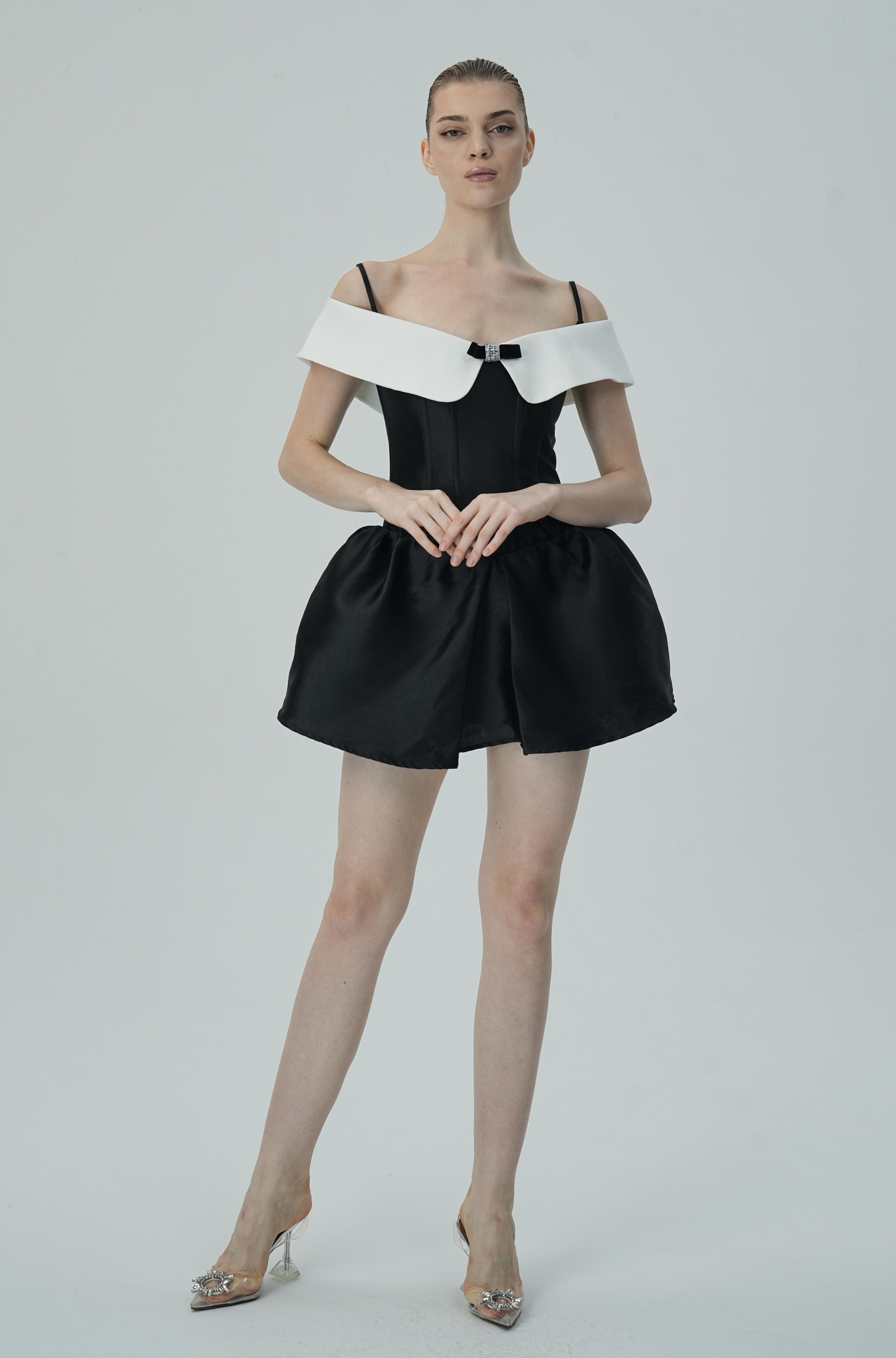 Beyaz Omuzları Açık Yakalı Siyah Saten Mini Elbise