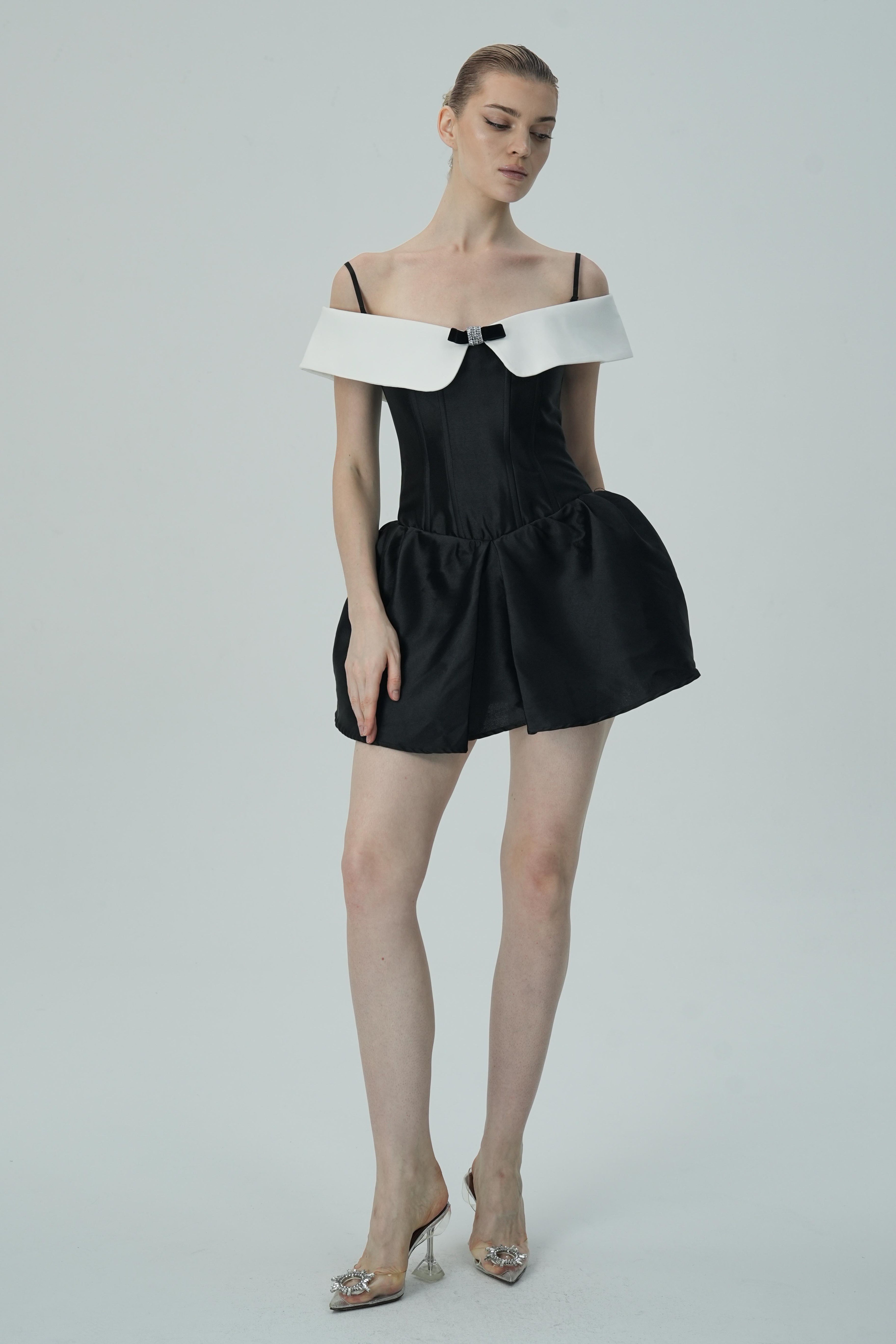 Beyaz Omuzları Açık Yakalı Siyah Saten Mini Elbise