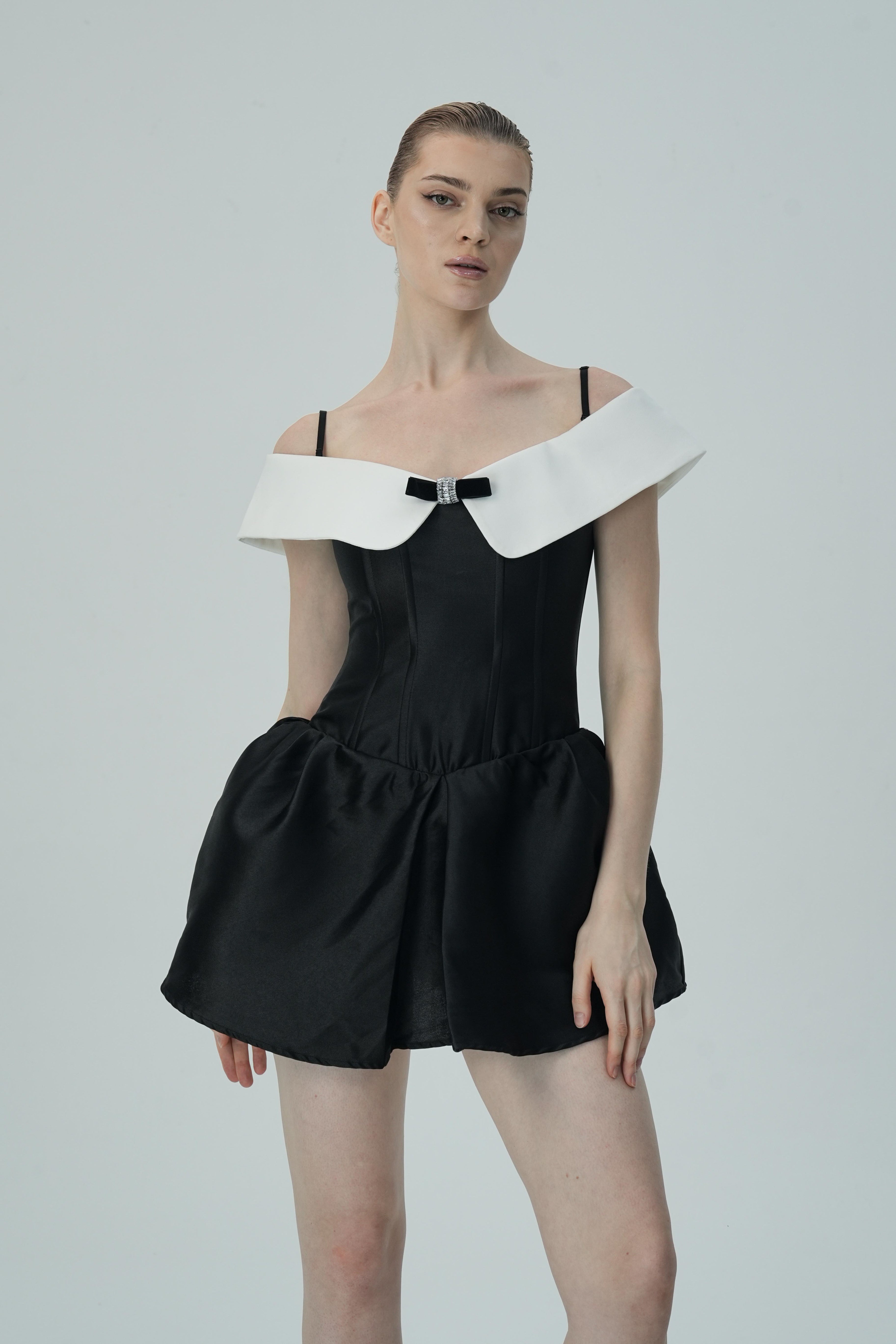 Beyaz Omuzları Açık Yakalı Siyah Saten Mini Elbise