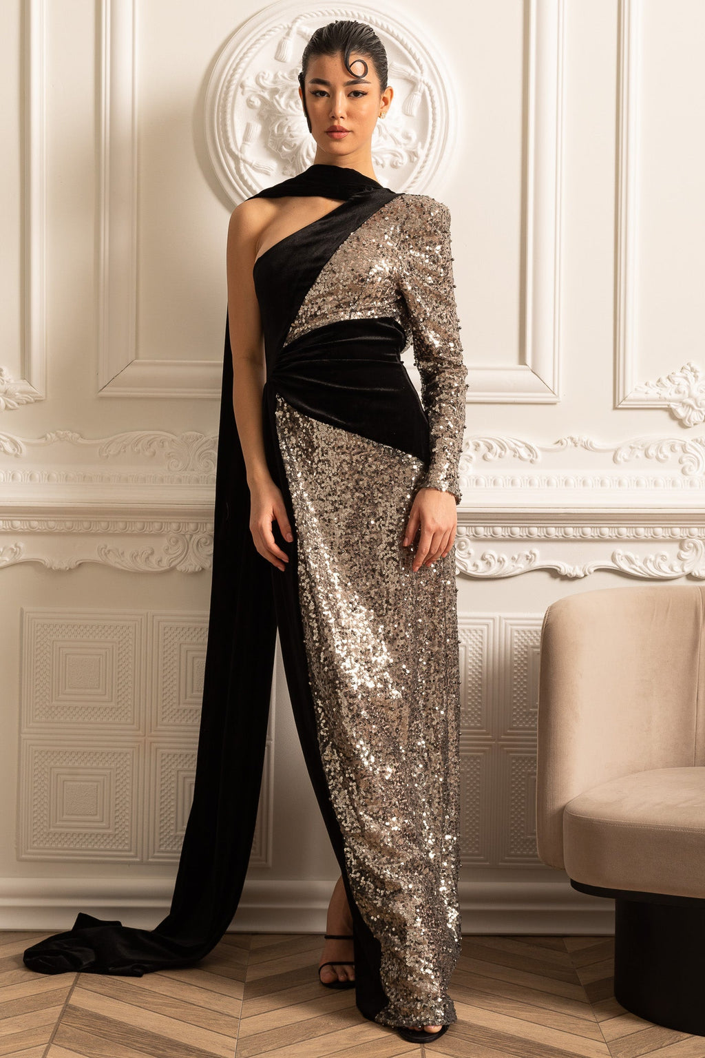 Siyah Kadife Detaylı Işıltılı Payetli Gösterişli Abiye Elbise – Gümüş