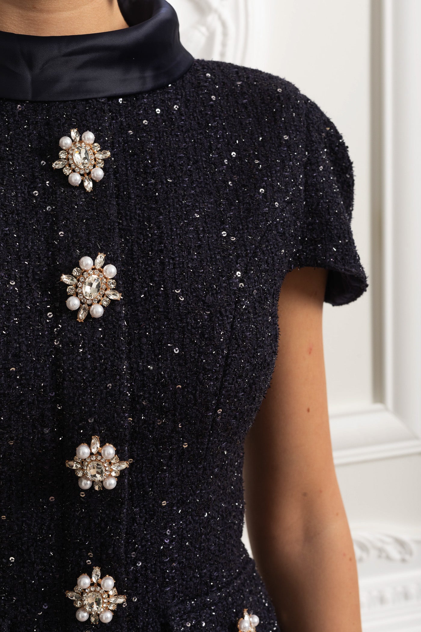 İşlemeli Tweed Bluz ve Saten Maxi Etek