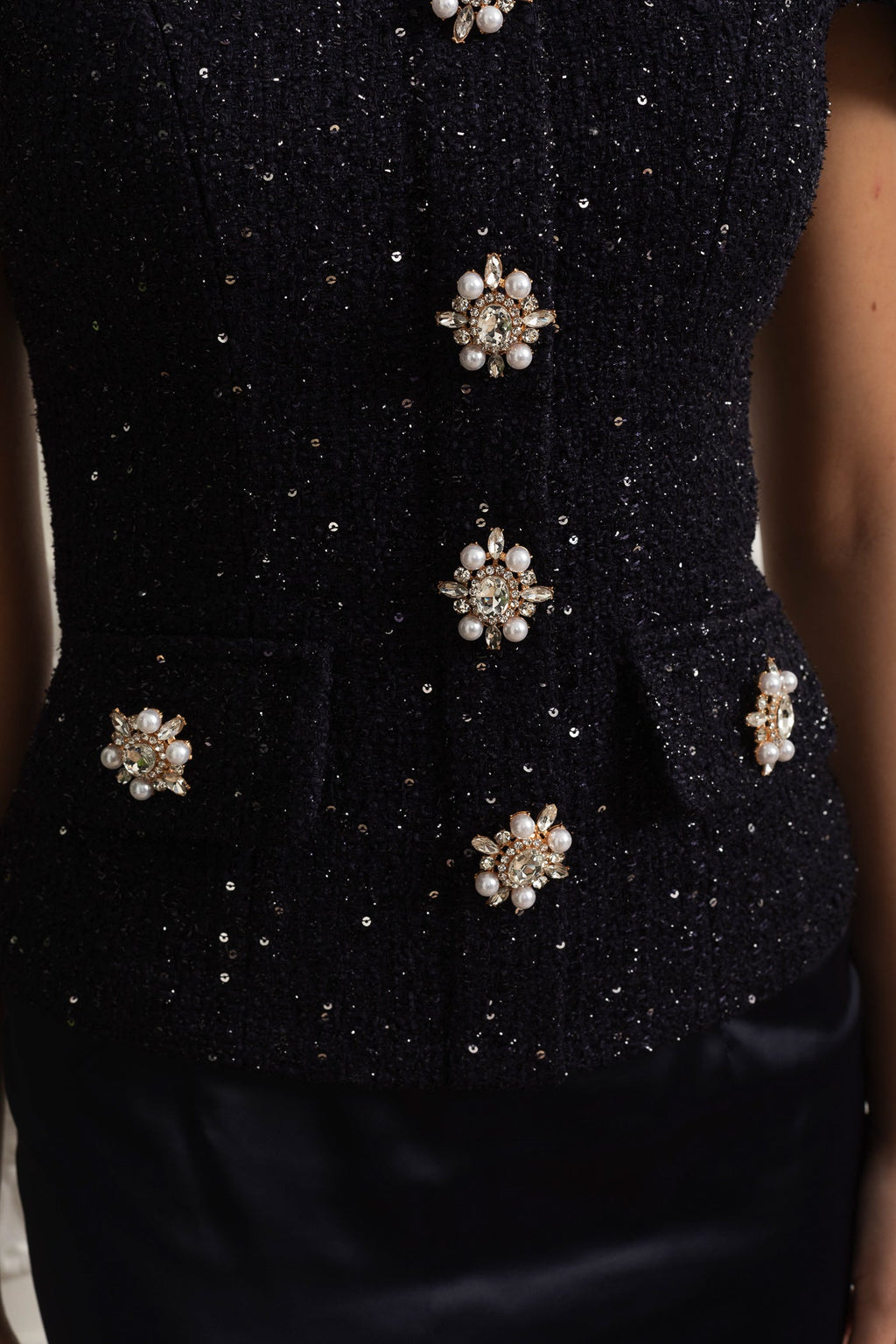 İşlemeli Tweed Bluz ve Saten Maxi Etek