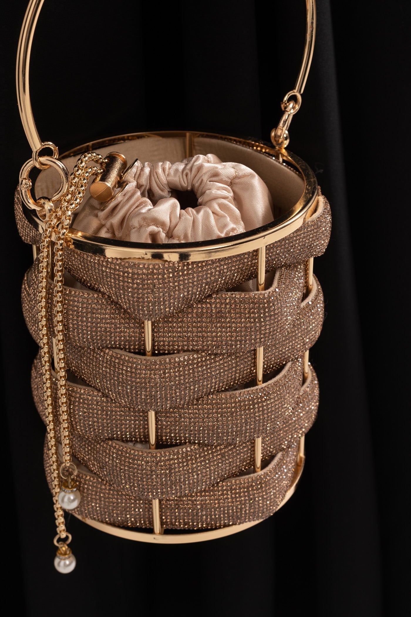 İçi Saten Kapaklı Zarif Kova Çanta