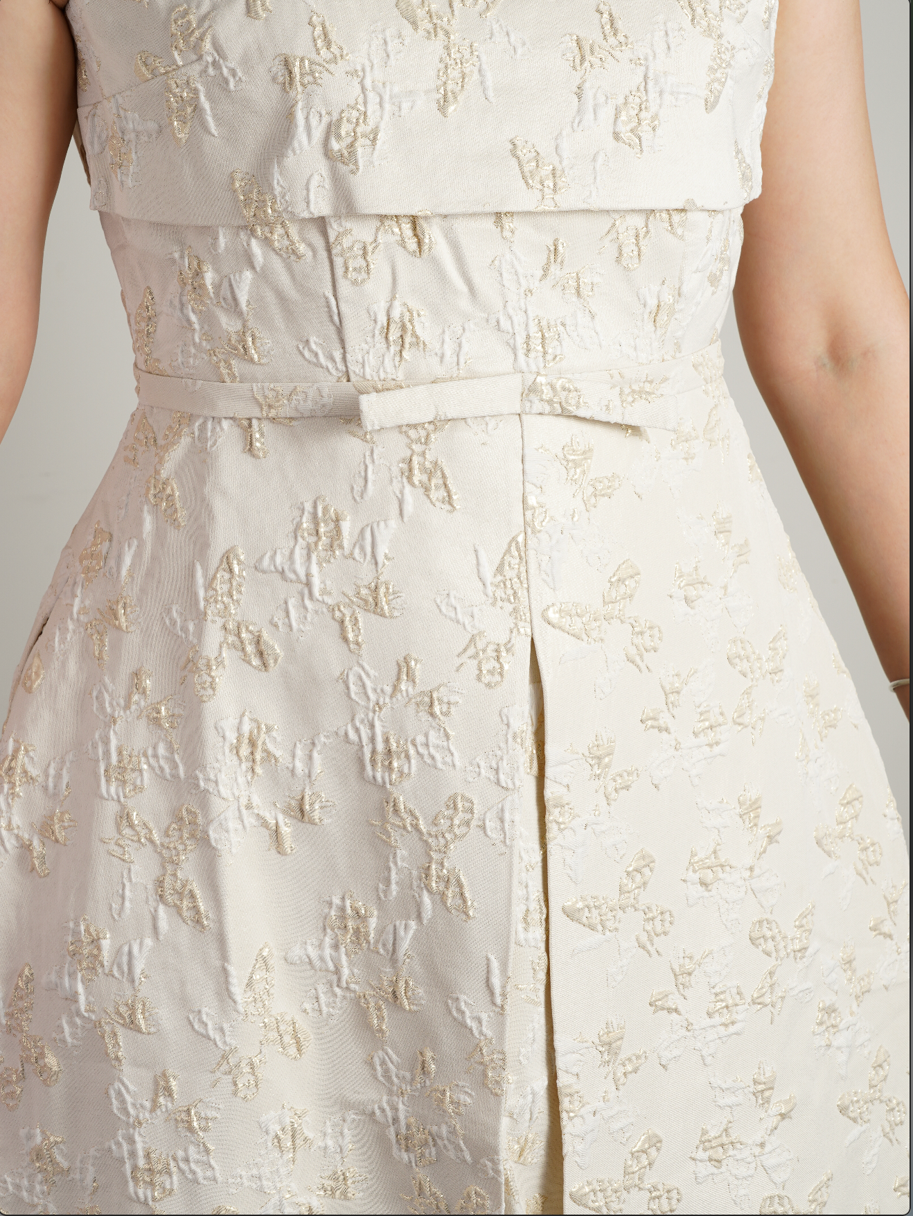 Yüksek Yakalı ve Önden Yırtmaçlı Çiçek İşlemeli Kolsuz Elbise - Ivoire