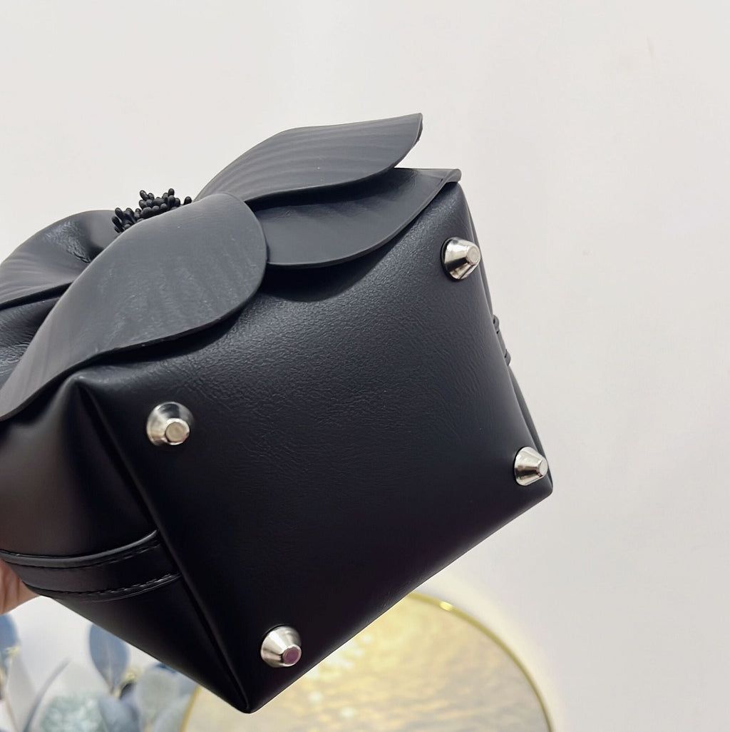 Şık 3D Petal Çiçek Düz Renk Yaka Çanta