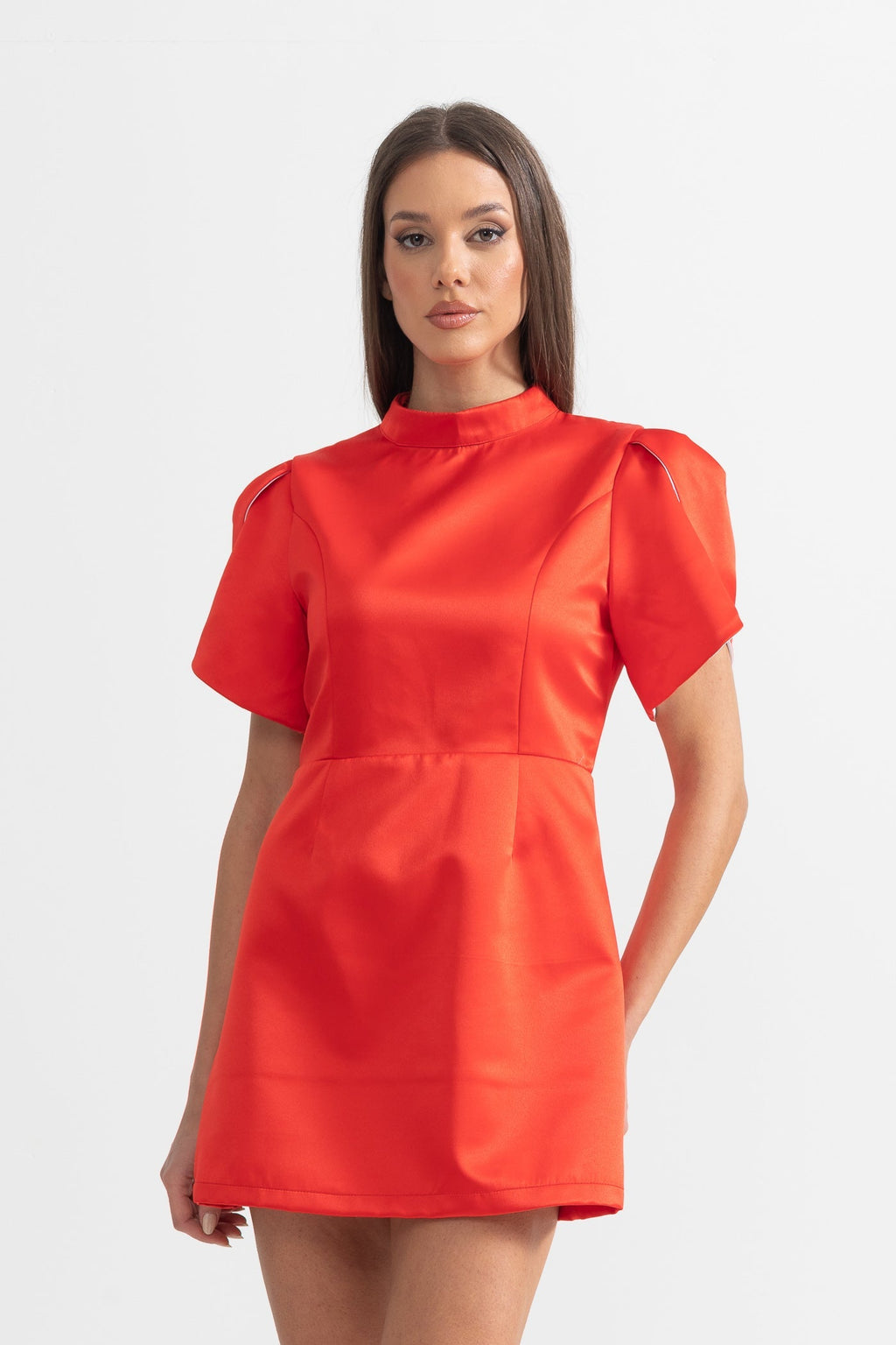 Sırt Kesimli ve Fiyonklu Zarif Mini Elbise