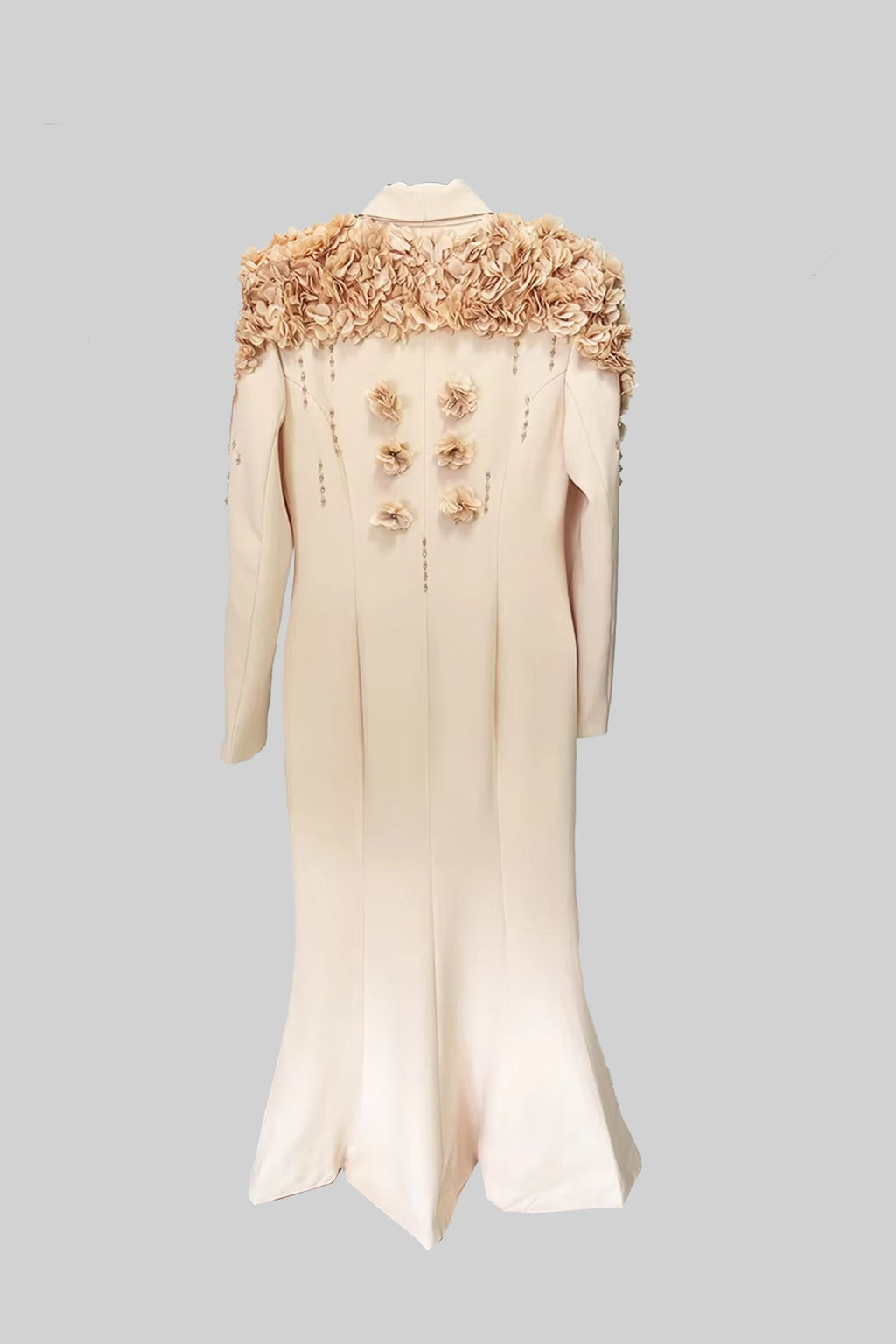 3D Kontrast Çiçekli Omuz ve Sırt Aksesuarlı Uzun Palto - Şeftali