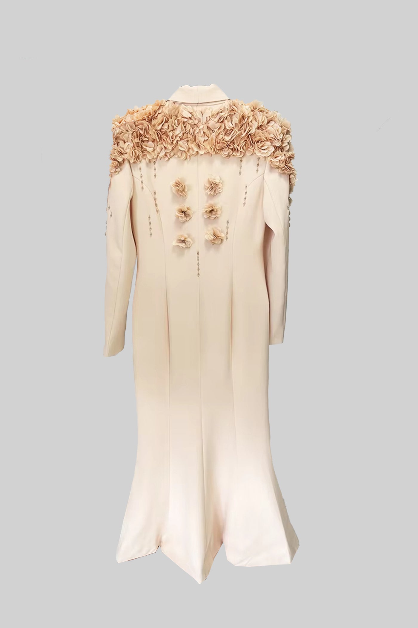 3D Kontrast Çiçekli Omuz ve Sırt Aksesuarlı Uzun Palto - Şeftali