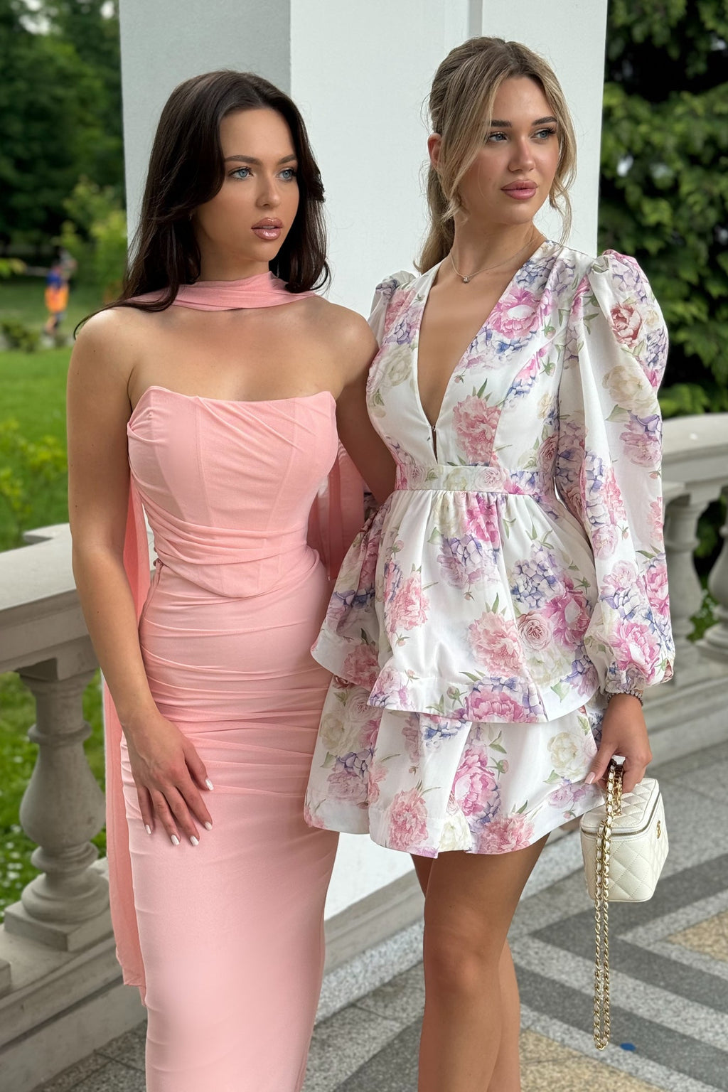 Asimetrik Yaka ve Dantelli Detaylara Sahip Zarif Dökümlü Abiye Elbise - Pembe